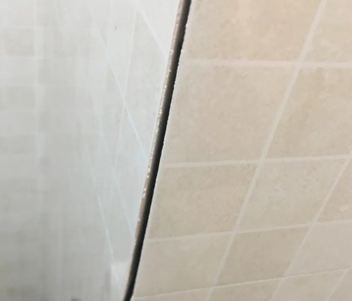 温宿瓷砖空鼓维修公司分享阳台瓷砖脱落的修复过程可以分为以下几个步骤